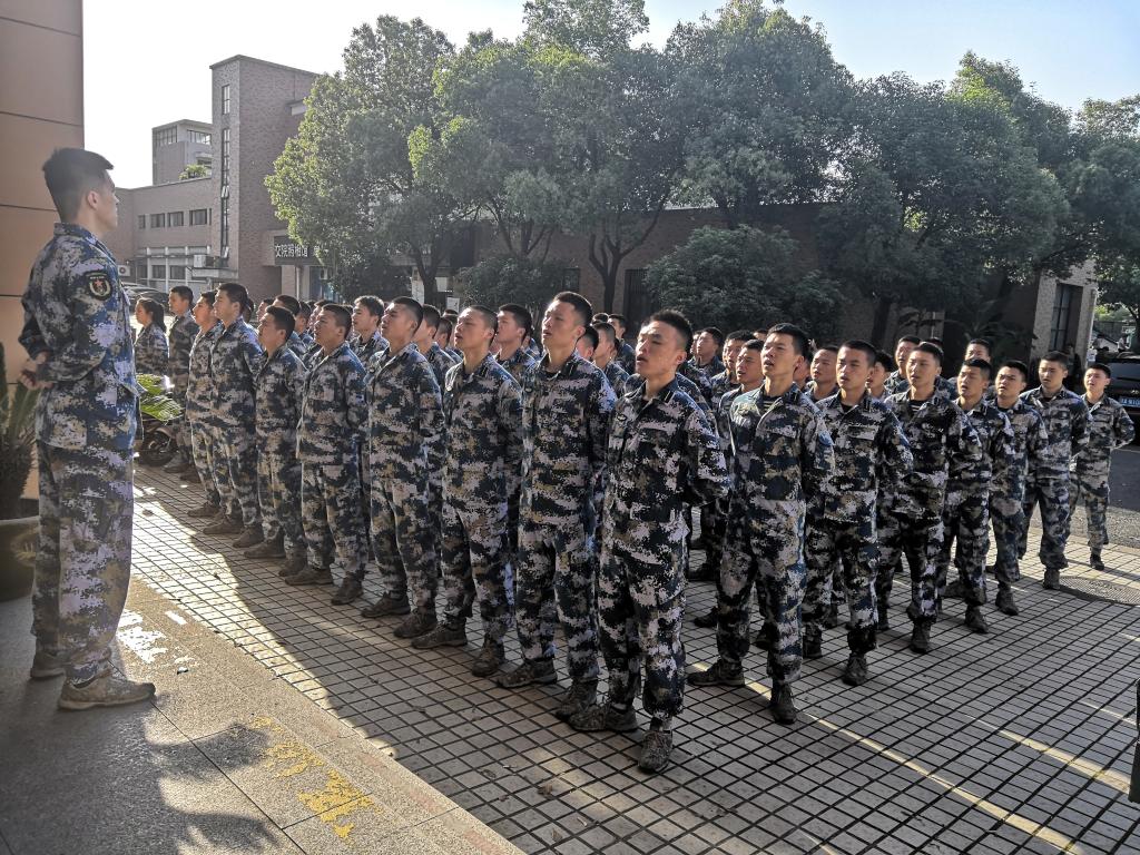 士官生军事素养养成系列报道之六十九饭前一首歌唱出精气神